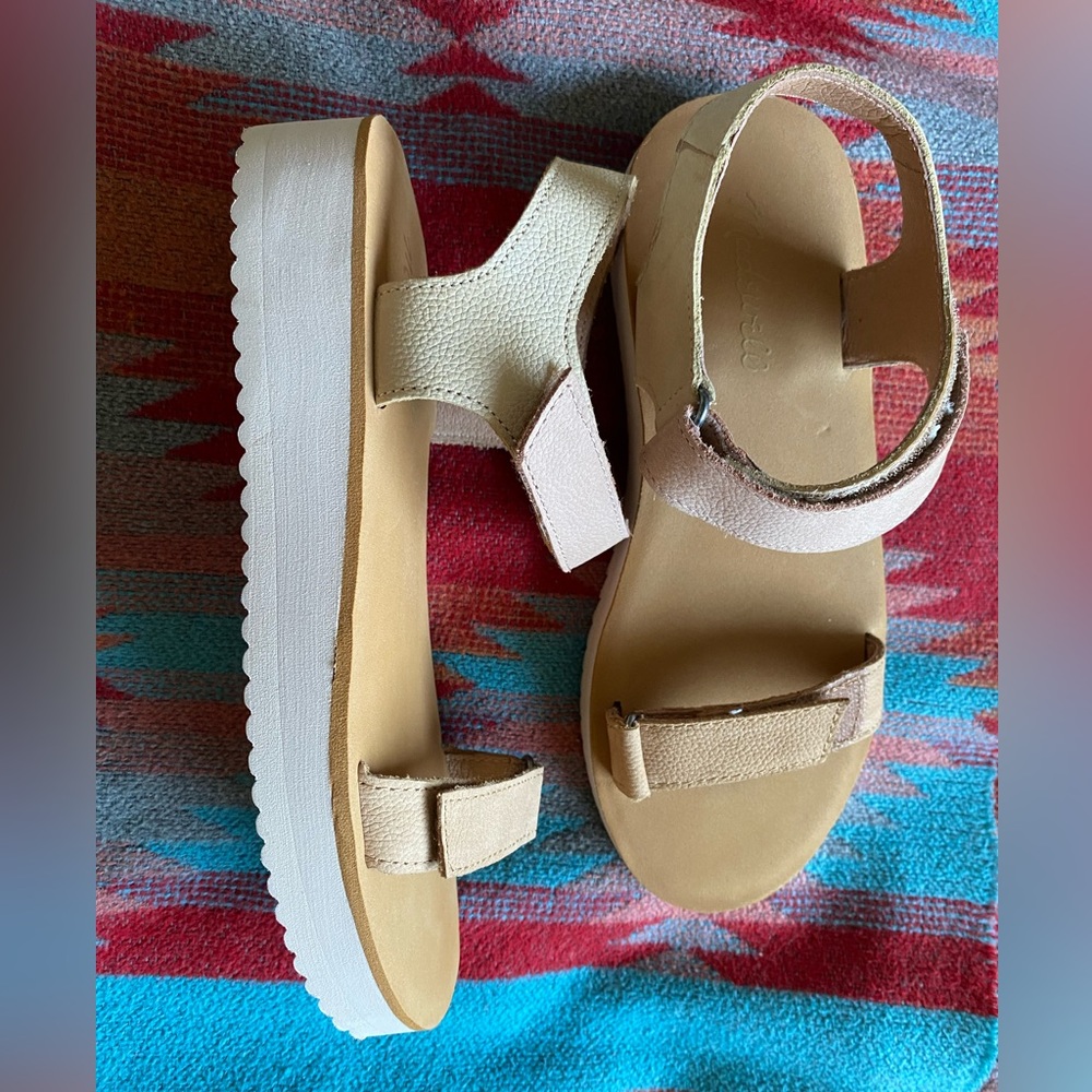 the maggie sandal in colorblock
item ne527
size: 7 medium
color: sandstone multi